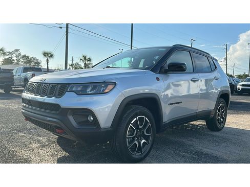Used 2025 Jeep Compass Trailhawk AWD/4WD image 2
