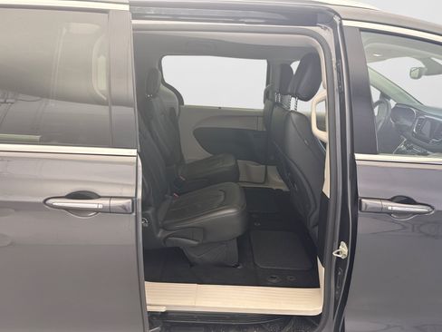 Used 2019 Chrysler Pacifica Touring-L FWD image 19