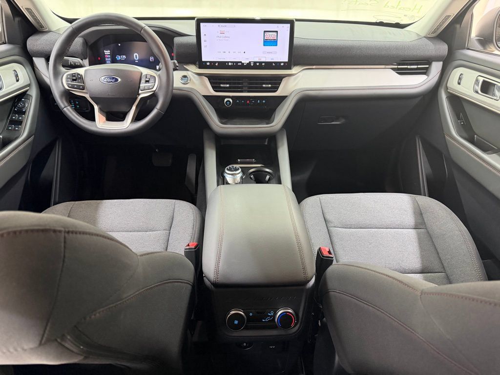 Used 2025 Ford Explorer Active AWD/4WD image 33