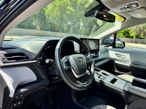 Used 2025 Toyota Sienna XLE FWD image 32