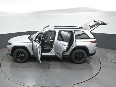 Used 2025 Jeep Grand Cherokee Altitude AWD/4WD image 52