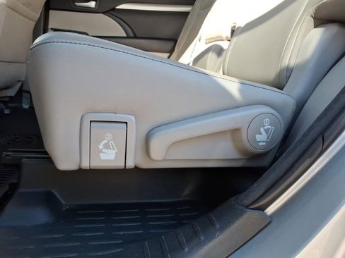 Used 2018 Toyota Highlander XLE AWD/4WD image 13