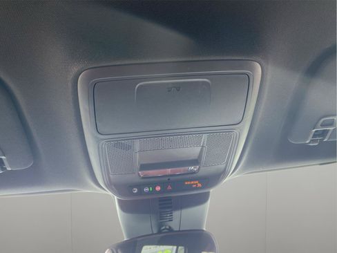 Used 2025 Chevrolet Traverse LT FWD image 15