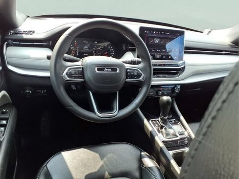Used 2025 Jeep Compass Limited AWD/4WD image 4