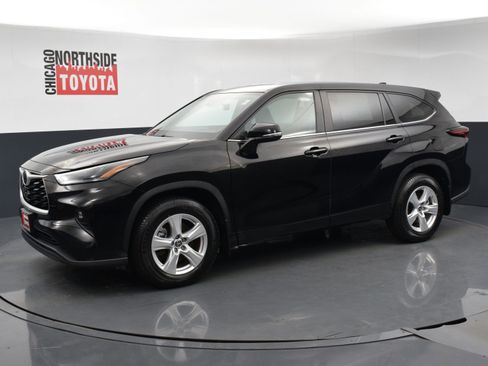 Used 2024 Toyota Highlander LE AWD/4WD image 8