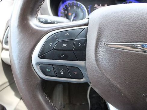 Used 2018 Chrysler Pacifica Touring-L FWD image 7