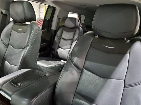 Used 2019 Cadillac Escalade ESV Luxury RWD image 44