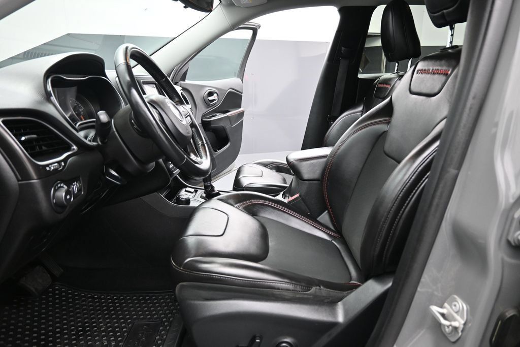 Used 2019 Jeep Cherokee Trailhawk w/ Cold Weather Group AWD/4WD image 10