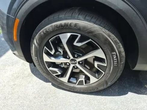 Used 2025 Kia Sportage EX AWD/4WD image 2