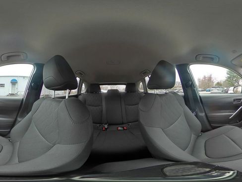 Used 2025 Toyota Corolla Cross LE image 40