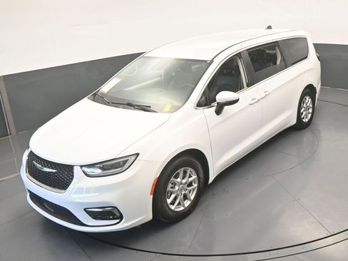 Used 2023 Chrysler Pacifica Touring-L image 48