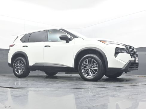 Used 2024 Nissan Rogue S AWD/4WD image 22