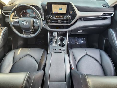 Used 2023 Toyota Highlander XLE FWD image 27