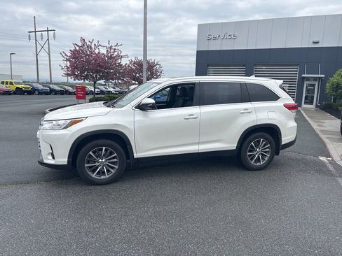 Used 2019 Toyota Highlander XLE AWD/4WD image 4