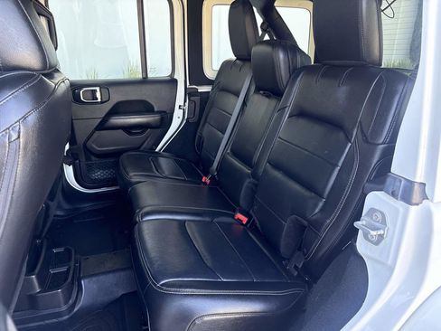 Used 2018 Jeep Wrangler Unlimited Sahara AWD/4WD image 12