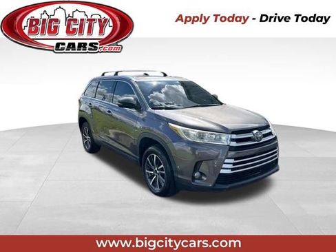 Used 2019 Toyota Highlander XLE FWD image 1