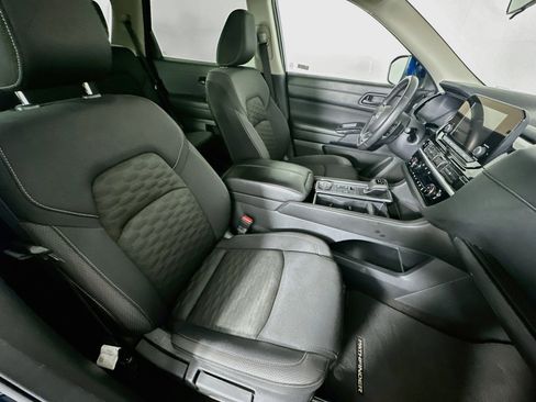 Used 2025 Nissan Pathfinder SV AWD/4WD image 32