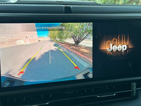 Used 2025 Jeep Gladiator Sport AWD/4WD image 18