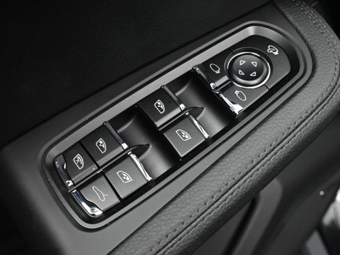 Used 2026 Porsche Macan AWD/4WD image 19