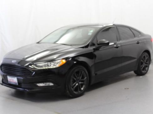 Used 2018 Ford Fusion SE w/ Equipment Group 201A FWD image 4