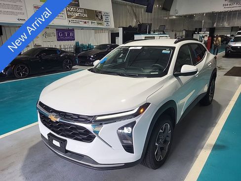 Used 2024 Chevrolet Trax LT image 1