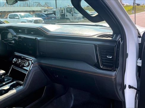 Used 2024 GMC Sierra 1500 AT4 w/ AT4 Preferred Package AWD/4WD image 17