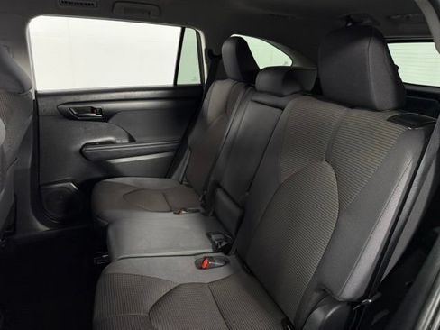 Used 2025 Toyota Highlander LE FWD image 16