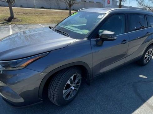 Used 2023 Toyota Highlander XLE AWD/4WD image 4