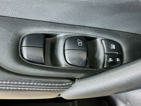 Used 2020 Nissan Rogue S image 15