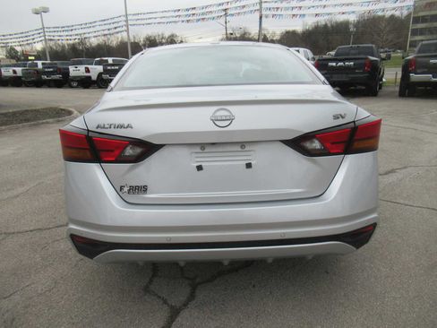 Used 2024 Nissan Altima 2.5 SV image 3