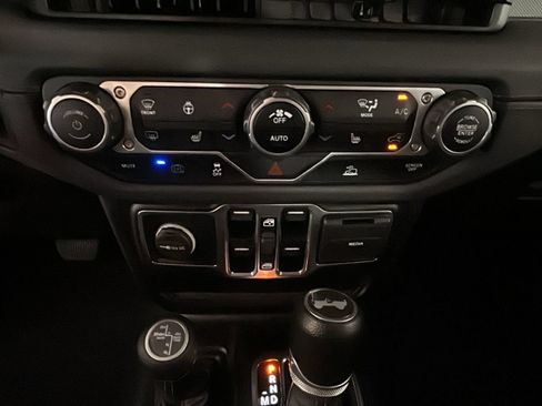 Used 2024 Jeep Wrangler Unlimited Sahara AWD/4WD image 25