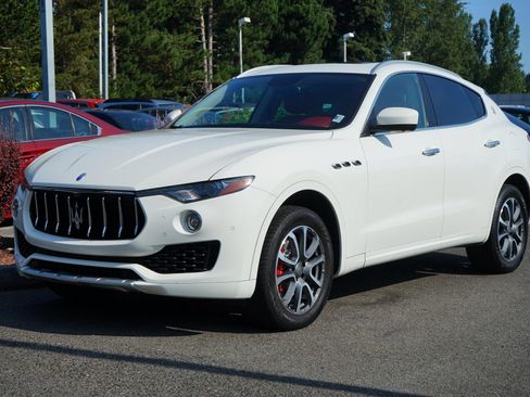 Used 2017 Maserati Levante w/ Luxury Package AWD/4WD image 2
