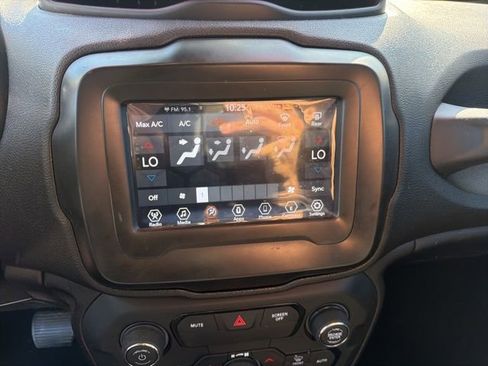 Used 2018 Jeep Renegade Altitude image 23