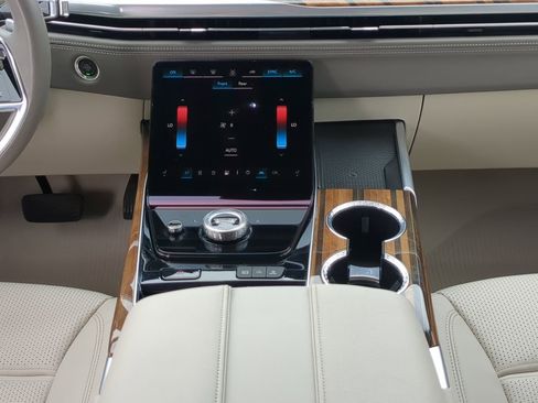 Used 2025 Cadillac Escalade Sport Platinum w/ LPO, Floor Liner Package AWD/4WD image 17