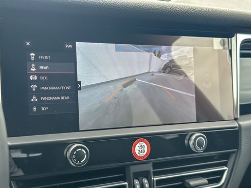 Certified 2026 Porsche Macan AWD/4WD image 17