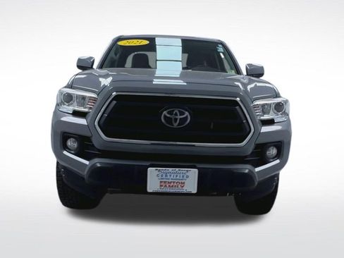 Used 2021 Toyota Tacoma SR5 AWD/4WD image 3
