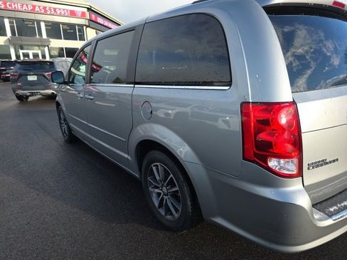 Used 2017 Dodge Grand Caravan SXT image 9