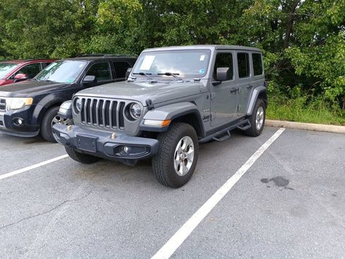 Used 2018 Jeep Wrangler Unlimited Sahara AWD/4WD image 2