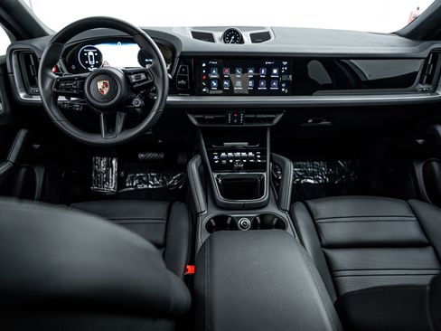 Certified 2025 Porsche Cayenne Coupe image 13