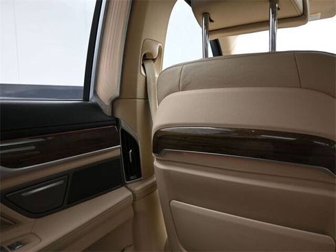 Used 2018 BMW 740i image 17