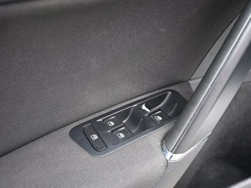 Used 2016 Volkswagen e-Golf SE w/ DC Fast Charging Package image 19