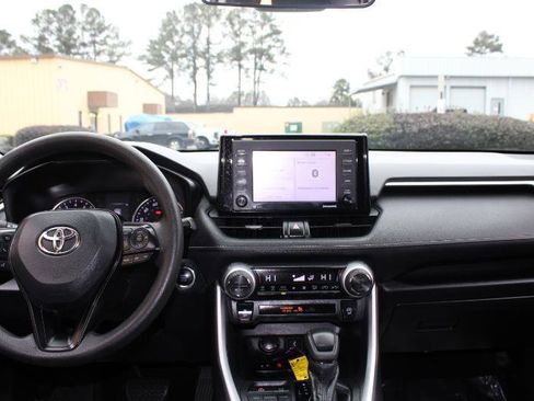 Used 2020 Toyota RAV4 XLE AWD/4WD image 9