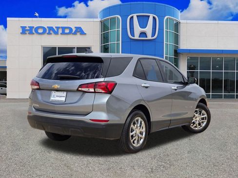 Used 2024 Chevrolet Equinox LS w/ LS Convenience Package FWD image 3