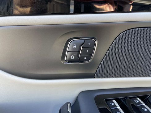 Used 2025 Lincoln Nautilus Premier image 18