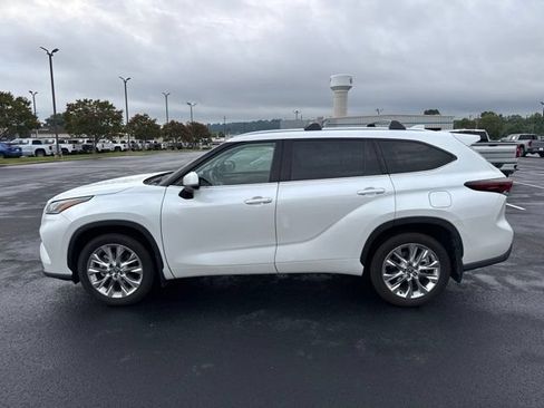 Used 2026 Toyota Highlander Limited AWD/4WD image 3