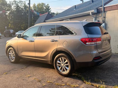 Used 2018 Kia Sorento FWD image 4