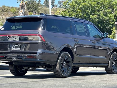 New 2026 Lincoln Navigator L Reserve w/ Jet Appearance Package AWD/4WD image 3