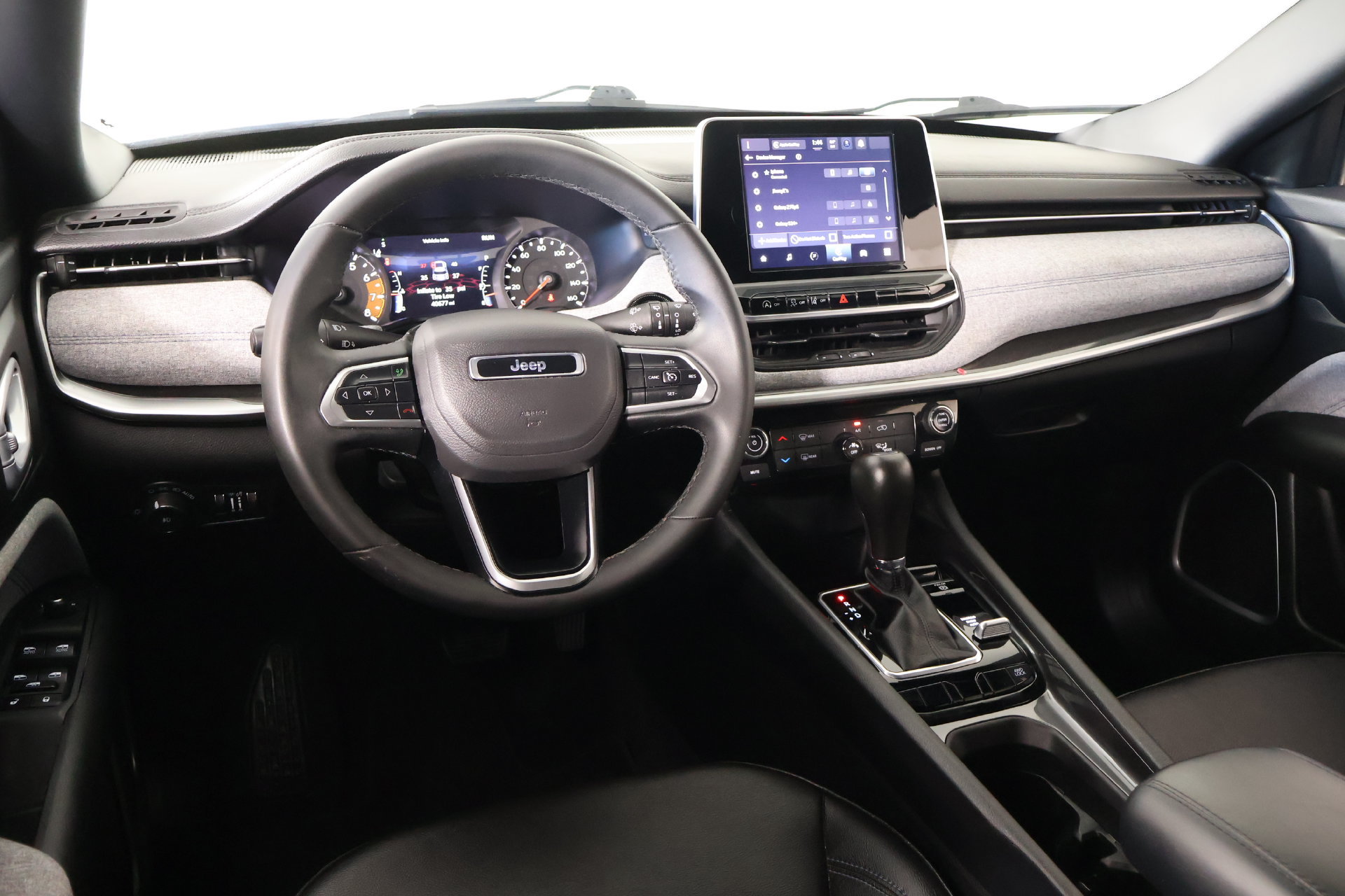 Used 2025 Jeep Compass Latitude AWD/4WD image 2