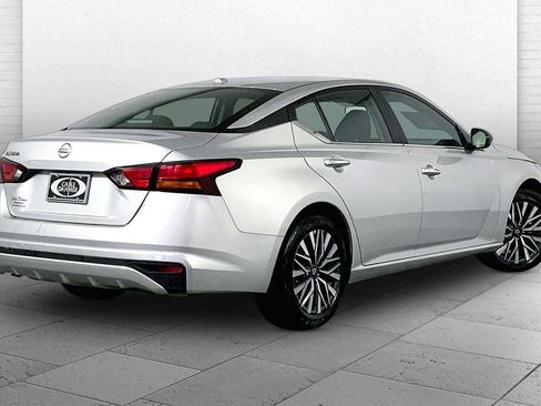 Used 2025 Nissan Altima 2.5 SV FWD image 13