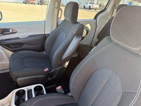 Used 2023 Chrysler Voyager LX image 10
